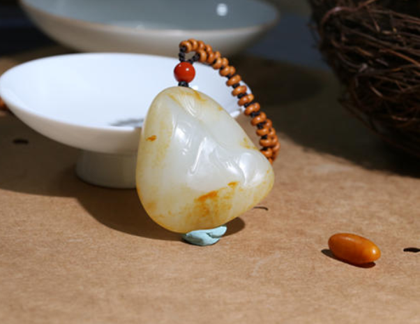 和田玉籽料吊坠价格 一克多少钱及图片   第1张