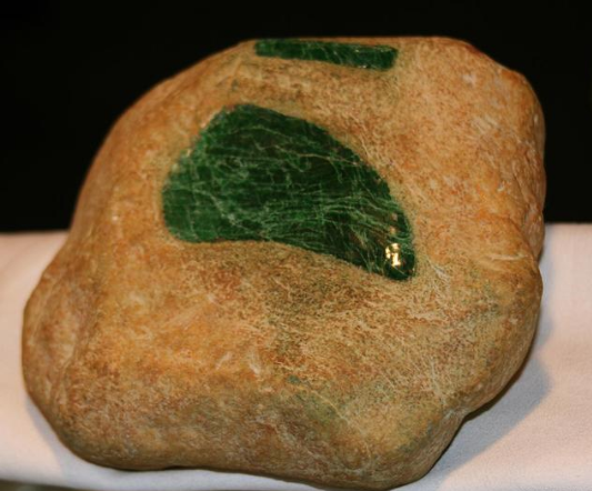 缅甸天然翡翠原石 缅甸天然翡翠原石目前价位 第1张