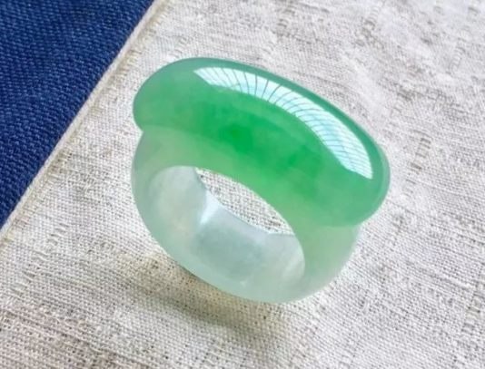 全翡翠戒指价格 全翡翠戒指多少钱及款式 第2张