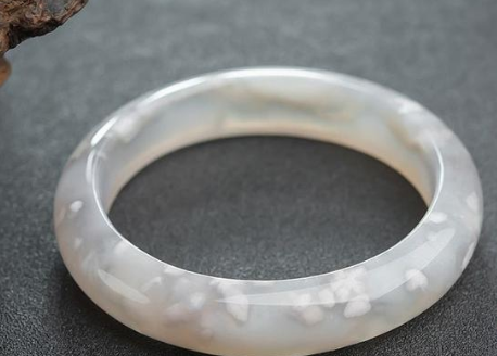 巴西红玛瑙手镯一般多少钱 巴西红玛瑙手镯价格 