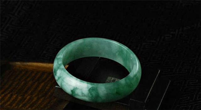 翡翠手镯都有哪些颜色？春带彩翡翠手镯是什么颜色？   第1张