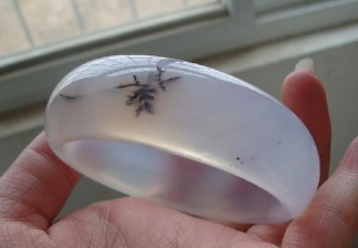 染色玉髓手镯怎样鉴别 染色玉髓手镯特点 