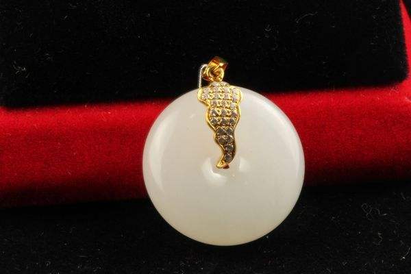 和田玉有裂纹还值钱吗 和田玉为什么会有裂纹   第1张