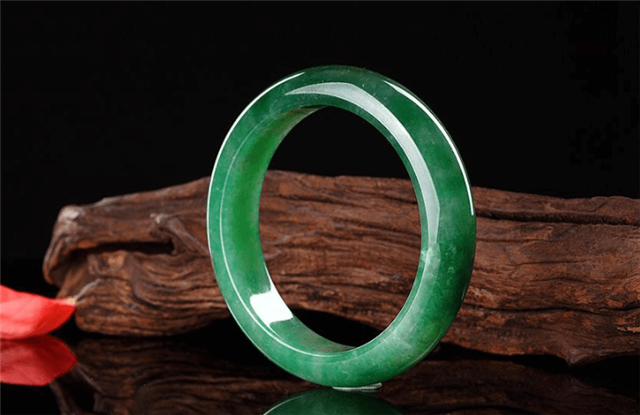 决定翡翠手镯价格的因素什么？让我一一为你解析！   第2张