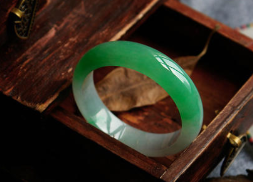 苹果绿翡翠手镯 苹果绿翡翠手镯图片及价格 第2张