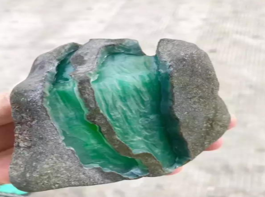 怎么选翡翠原石 买翡翠原石去哪买   第2张