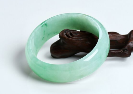 玉手镯怎样保养 玉手镯怎样保养才能比较光润 