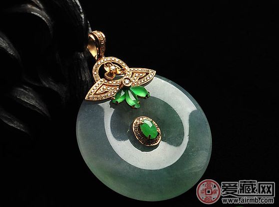 翡翠与服饰如何做到合理搭配 