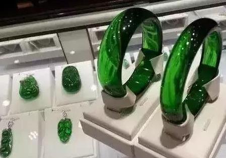 最容易模仿玻璃种翡翠的是什么？   第10张