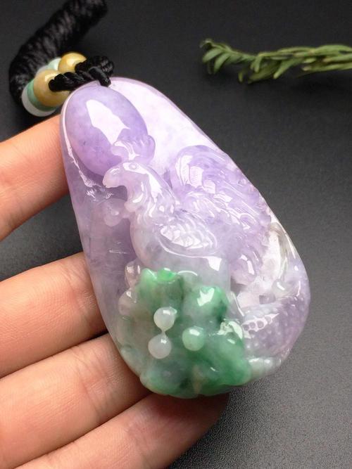 春带彩翡翠有什么特点 春带彩翡翠代表的寓意 