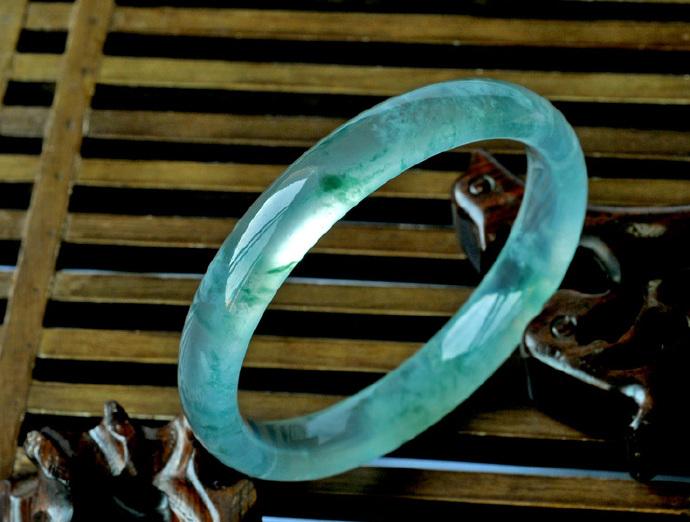 手镯越通透价格越高吗？今天，我们来谈谈翡翠手镯的养护技巧！   第3张