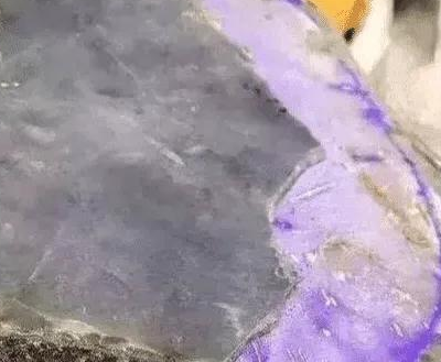 200万的翡翠原石切割导致刀片断裂，里面竟是钢珠螺丝钉   第9张