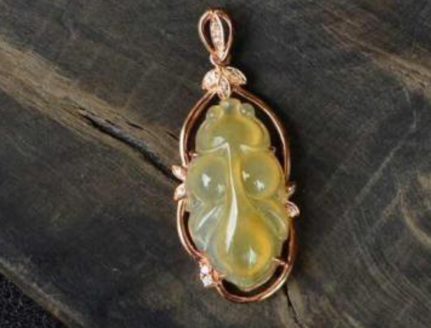 戴翡翠吊坠的好处 戴翡翠吊坠的好处和注意事项   第1张