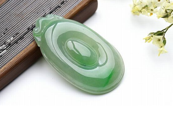 新买的翡翠怎么保养 新买的翡翠真的要泡水吗   第2张