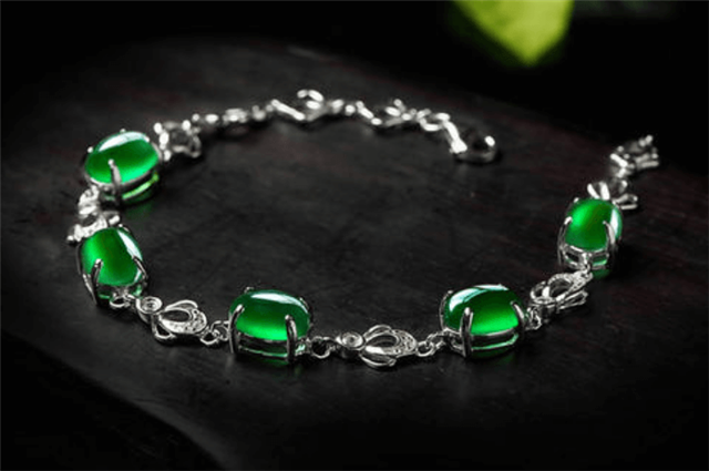 翡翠戴在左手还是右手？佩戴翡翠有哪些讲究？   第3张