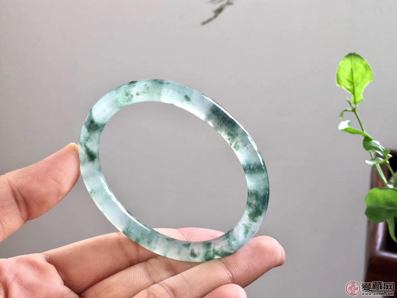 如何挑选翡翠手镯？翡翠手镯挑选技巧分析 