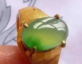 翡翠鉴定：一字之差价格却差之千里，这些翡翠瑕疵你能接受吗   第8张