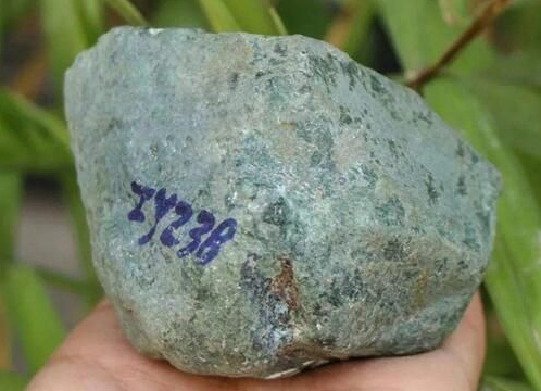 会卡翡翠原石的特点 会卡原石如何看好坏   第2张