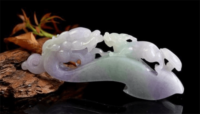 春带彩的翡翠价格是多少？我们在挑选时应注意些什么？   第3张