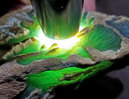 天然缅甸翡翠原石 买缅甸翡翠原石看种还是看色   第1张