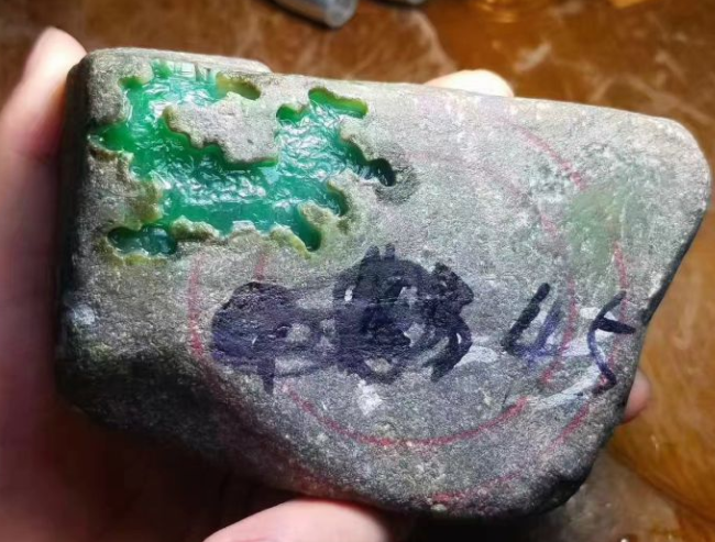 翡翠原石开窗料陷阱 翡翠原石开窗料可以买吗   第1张