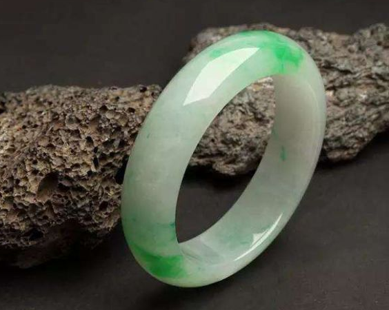 翡翠玉镯市场价 翡翠玉镯市场价格多少及挑选 第2张