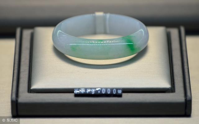 玻璃种翡翠玉的特点有哪些？   第3张