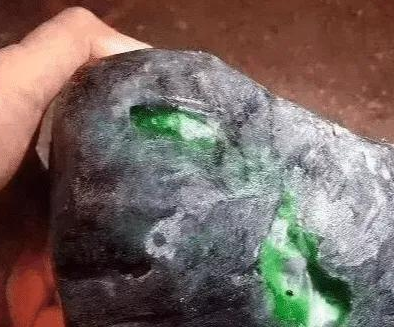 200万的翡翠原石切割导致刀片断裂，里面竟是钢珠螺丝钉   第1张