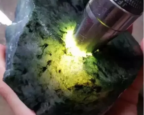 怎么看翡翠原石的种 看翡翠原石的种的三大方法 第1张