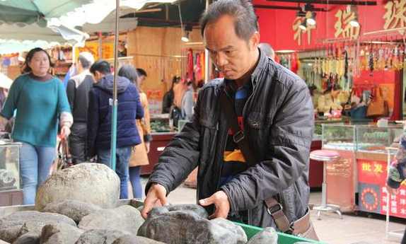 四十年前翡翠行业中的小故事不懂装懂，硬搞解玉   第2张