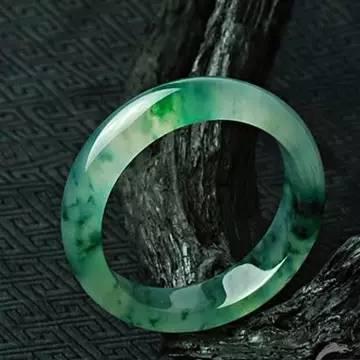 翡翠鉴定：一字之差价格却差之千里，这些翡翠瑕疵你能接受吗   第3张