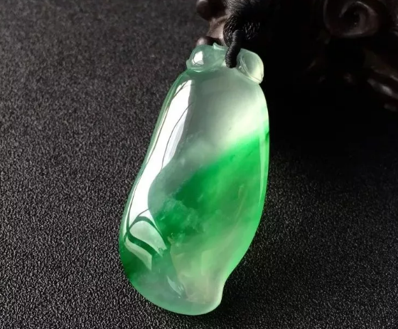 翡翠挂坠多少钱 翡翠挂坠价格及挑选   第1张