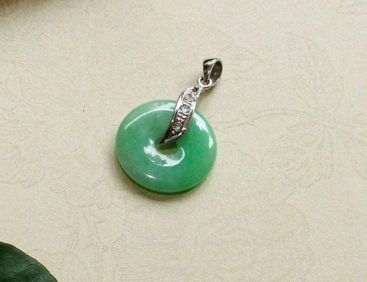 苹果绿翡翠 苹果绿翡翠是什么颜色   第1张