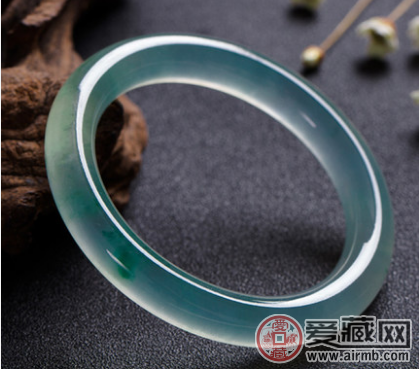 【挑选技巧】如何挑选一只美丽又适合自己的翡翠手镯呢？   第2张