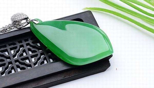 翡翠是玉的一种吗  其价格如何 