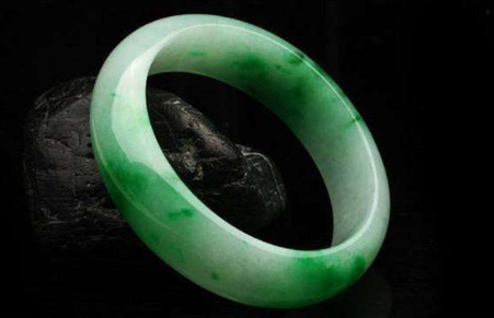 糯种翡翠手镯市场价 糯种翡翠手镯多少钱一个   第2张