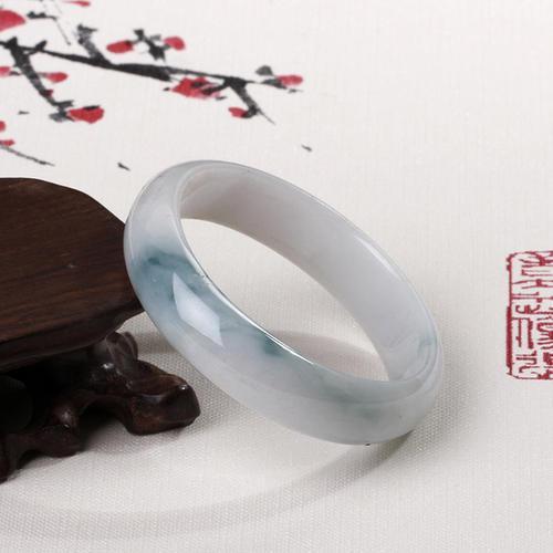 瓷白翡翠手镯的鉴定技巧 瓷白翡翠手镯怎么保养 