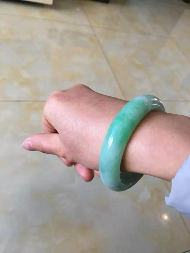 网友花重金买翡翠原石，交易不到五分钟毫不犹豫的就一刀切开！ (图文)   第6张