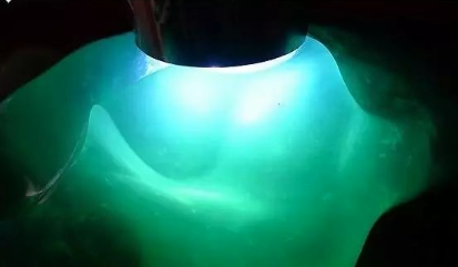 翡翠原石打灯各类表现 翡翠原石打灯能看到什么   第2张