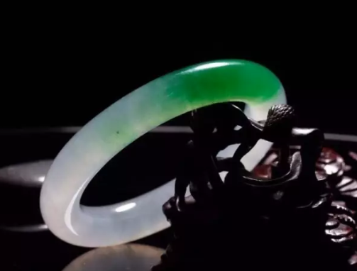 佩戴翡翠的好处 戴翡翠的3个好处   第1张