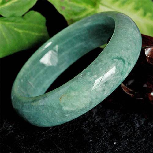 豆青翡翠手镯价值高吗？扒一扒大家喜欢豆种翡翠的原因！   第1张