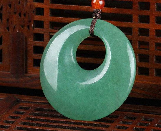 东陵玉和翡翠的区别 区分东陵玉和翡翠的方法   第1张