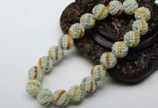 看脸型买什么样的翡翠搭配   第12张