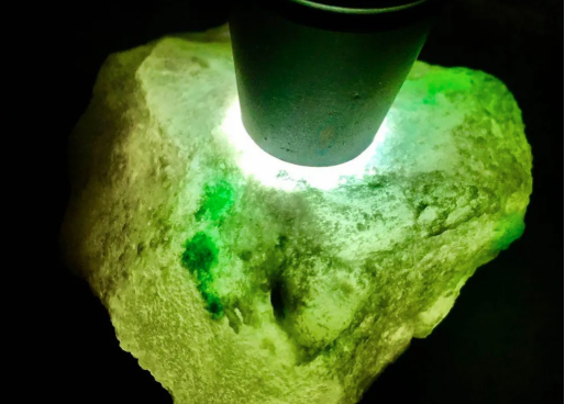 怎么挑选翡翠原石 新手挑选翡翠原石的2个方法   第2张