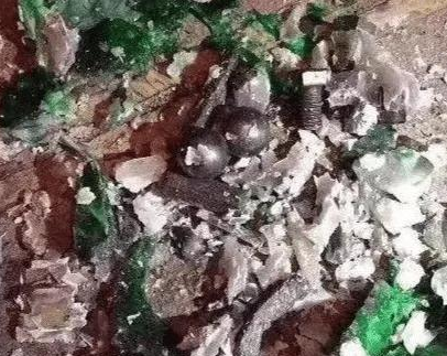 200万的翡翠原石切割导致刀片断裂，里面竟是钢珠螺丝钉   第6张