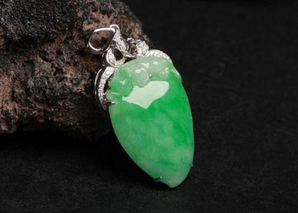 糯冰种翡翠图片 糯冰种翡翠吊坠多少钱一个   第1张