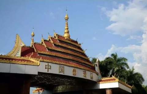 云南翡翠原石交易市场 云南有哪些原石市场   第2张