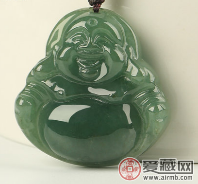 还不知道送什么礼物？看看油青种翡翠功效，也许你会选择它 