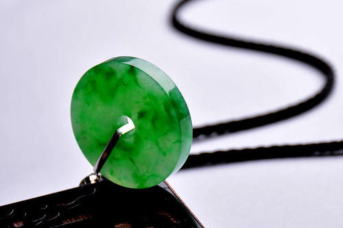 冰种帝王绿翡翠价格 冰种帝王绿多少钱一克   第1张