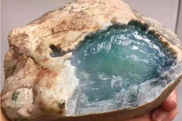 缅甸翡翠原石市场价格 缅甸翡翠原石价格一般多少   第1张